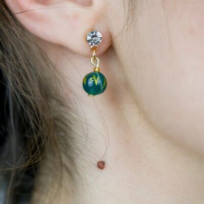 Boucles d'oreilles pendantes pendantes de moine en zircon avec une seule perle de prière bouddhiste en or