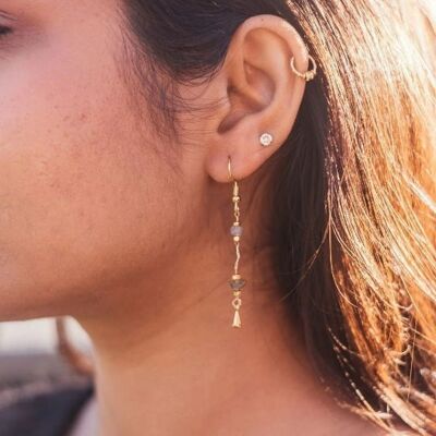 Boucles d'oreilles minces dorées minimalistes en cristal de quartz avec gouttes délicates et pampilles