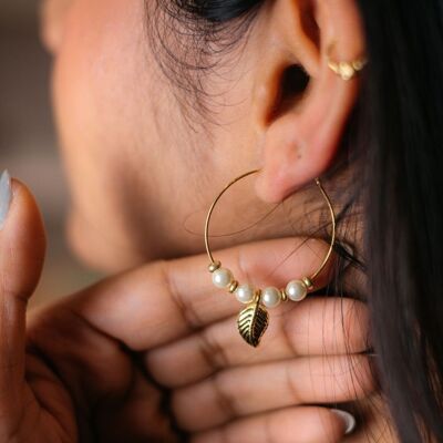 Boucles d'oreilles Huggie DaintyHoop en plaqué or 30 mm avec perle blanche et breloque feuille
