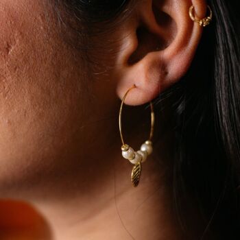 Boucles d'oreilles Huggie DaintyHoop en plaqué or 30 mm avec perle blanche et breloque feuille 2