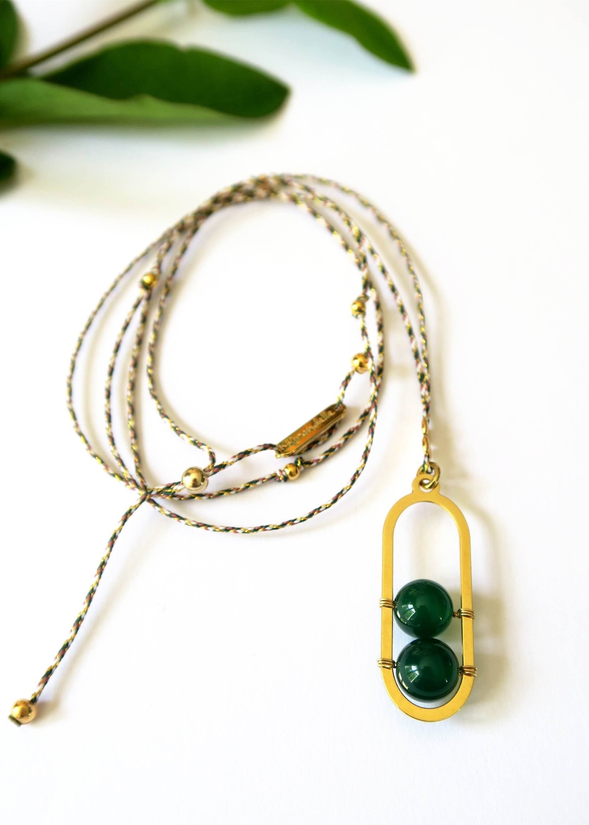 Collana lunga regolabile dorata in agata verde e cordino di Iside