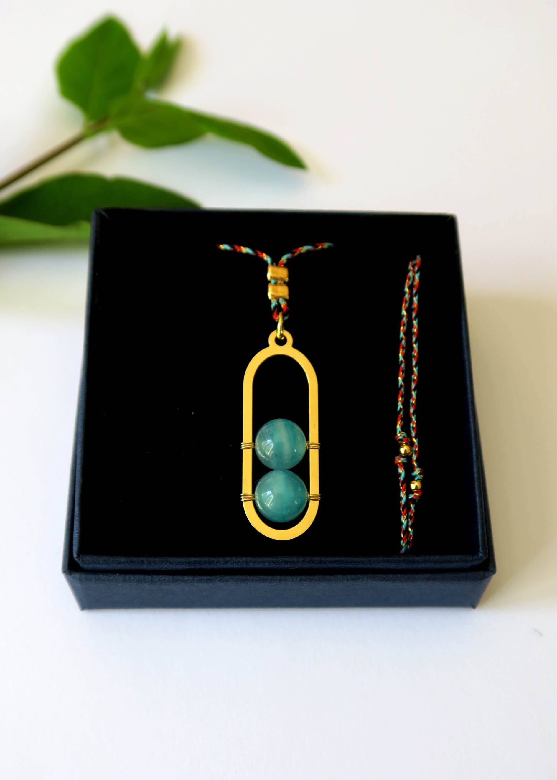 Collana regolabile con cordino dorato in amazzoniti Iside