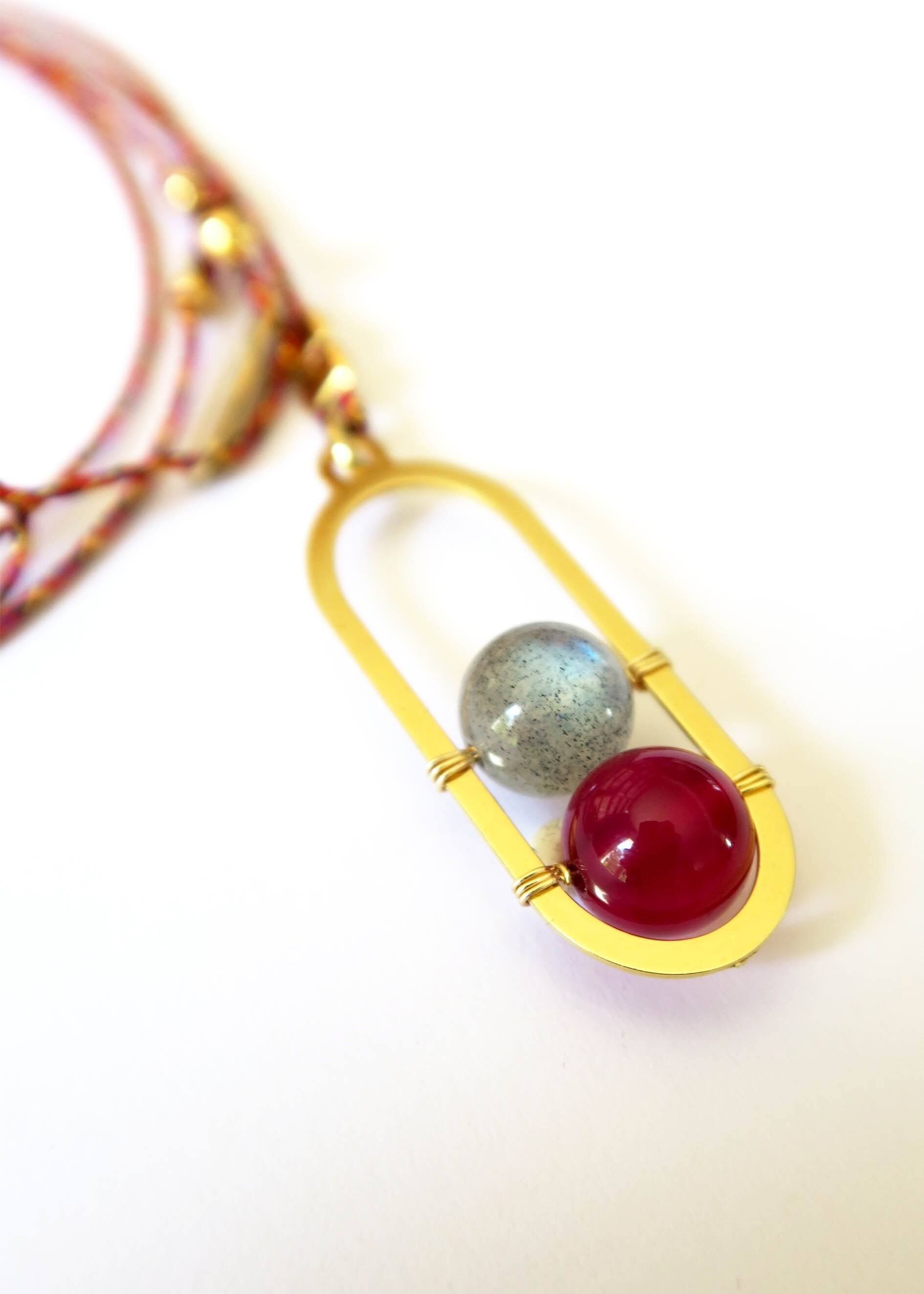 Collana lunga regolabile in oro con agata rossa e labradorite Iside