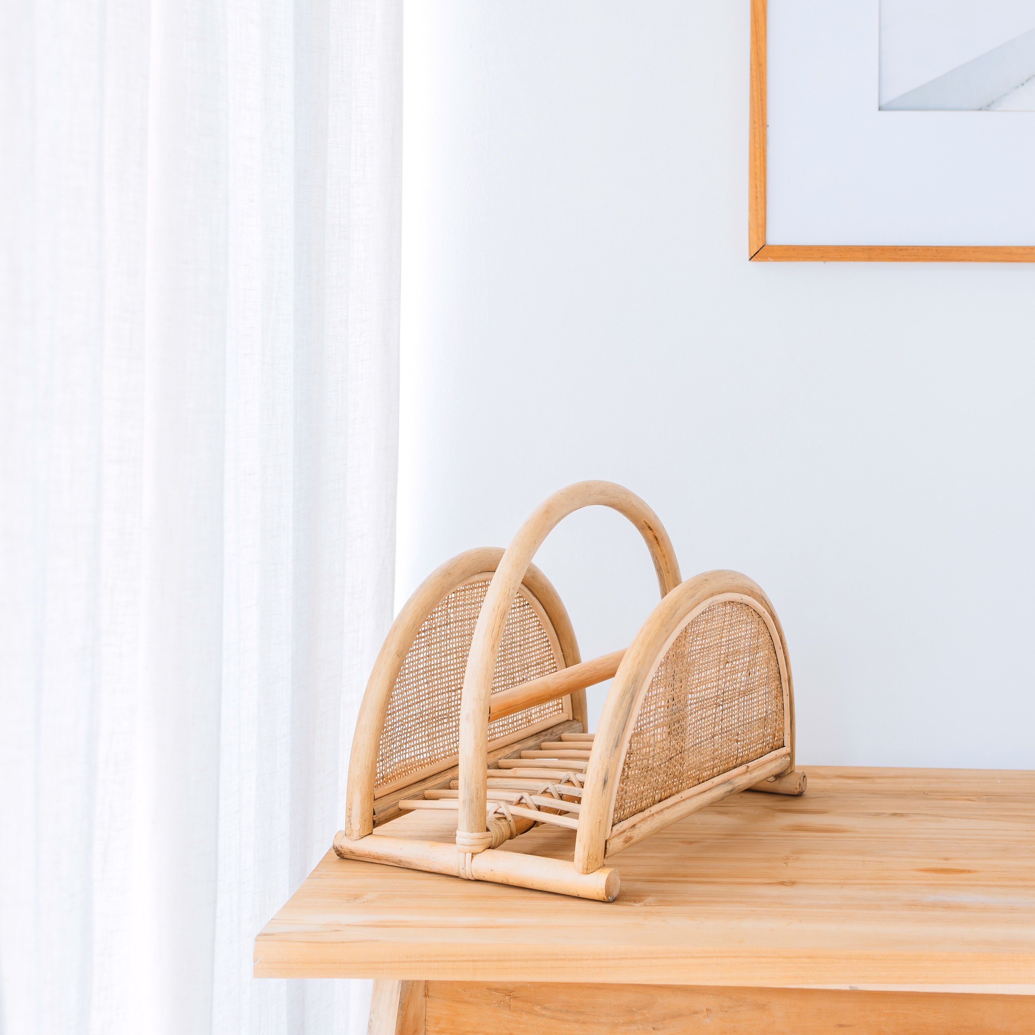 Zeitungsständer aus Rattan – Zeitschriftenhalter – Boho Zeitungskorb – Handgemachter Rattan Magazin- oder Zeitungshalter ALOR