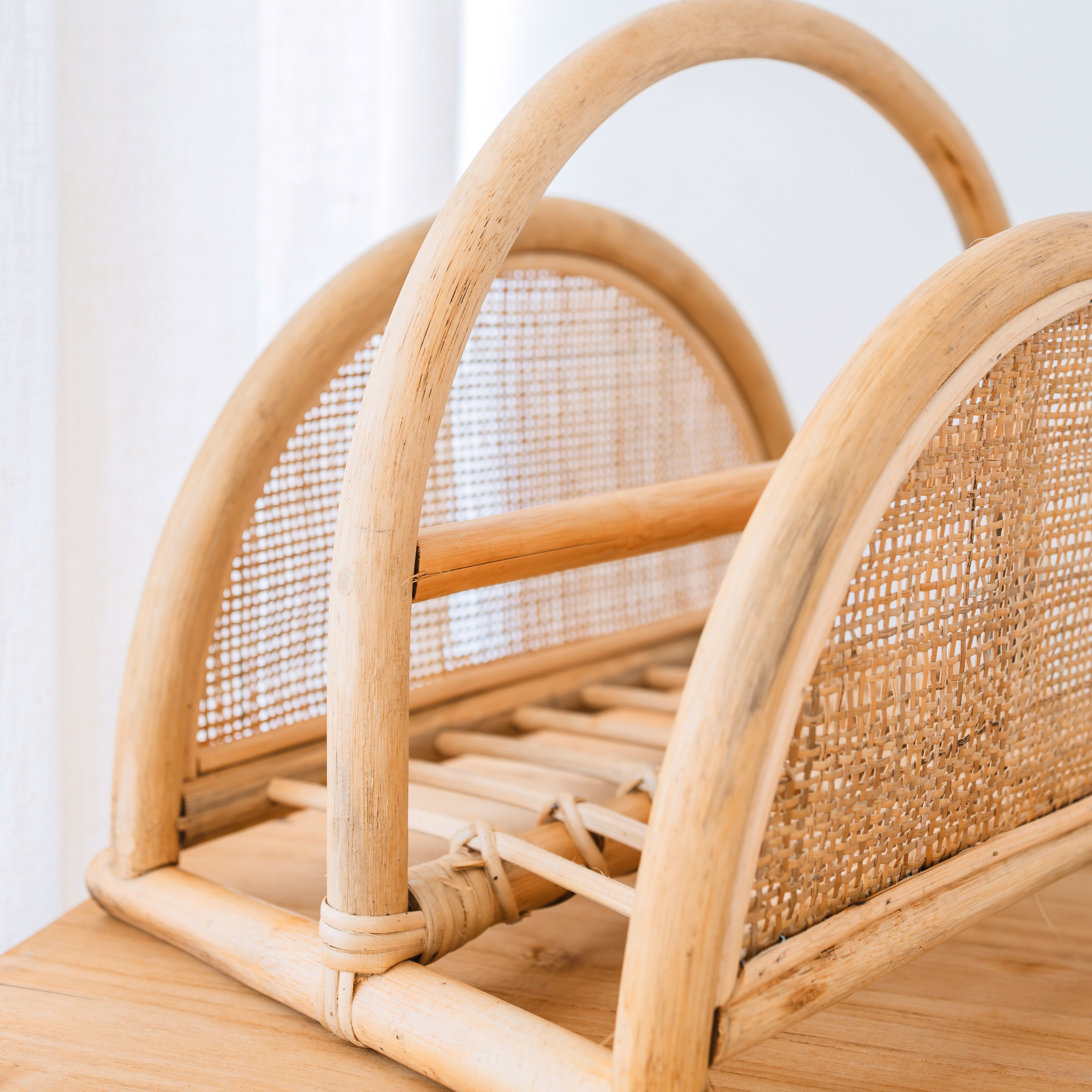 Zeitungsständer aus Rattan – Zeitschriftenhalter – Boho Zeitungskorb – Handgemachter Rattan Magazin- oder Zeitungshalter ALOR