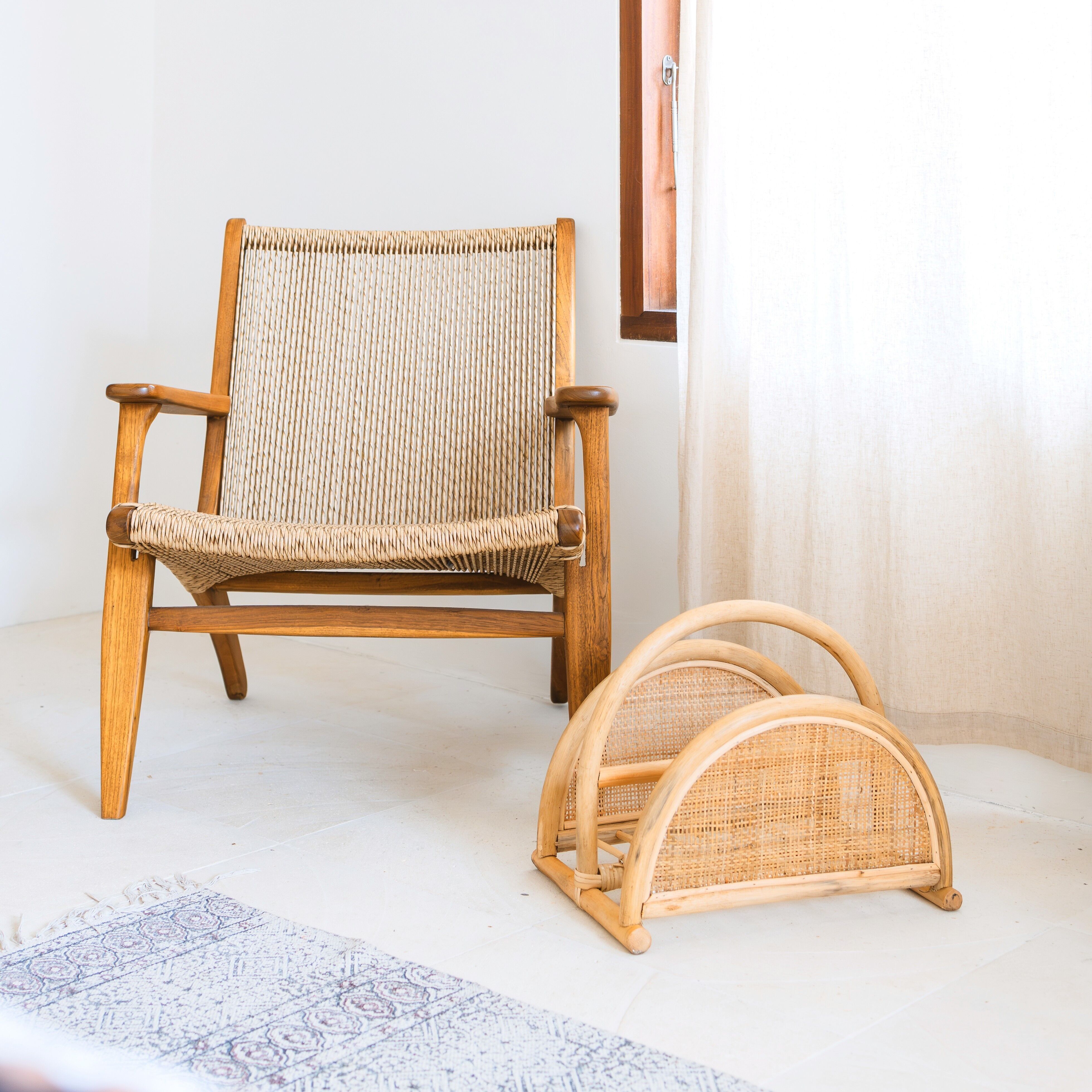 Zeitungsständer aus Rattan – Zeitschriftenhalter – Boho Zeitungskorb – Handgemachter Rattan Magazin- oder Zeitungshalter ALOR