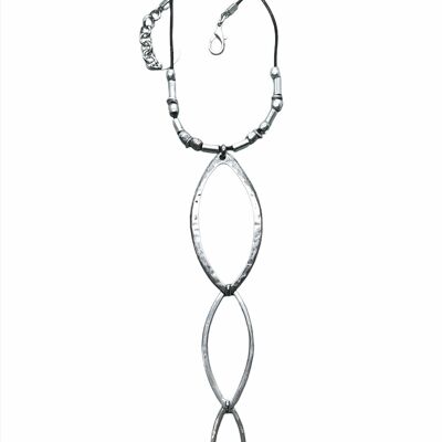 Silberne lange Halskette mit kaskadierenden Rauten