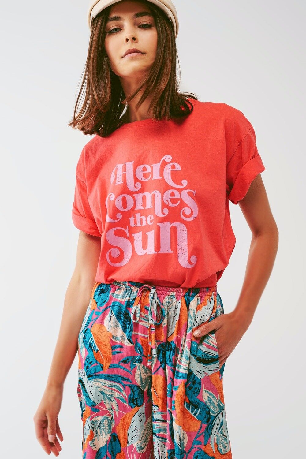 T-shirt con testo Here Comes The Sun in arancione