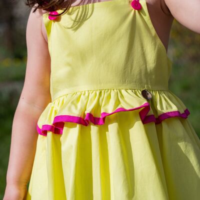 Gelbes Kleid mit rosafarbenen Details