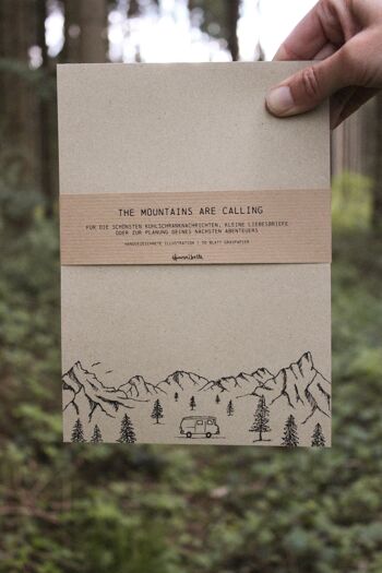 Bloc-notes en papier d'herbe campeurs dans les montagnes 1