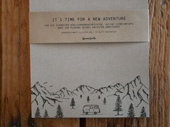Bloc-notes en papier d'herbe campeurs dans les montagnes 4