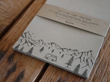 Bloc-notes en papier d'herbe campeurs dans les montagnes 5