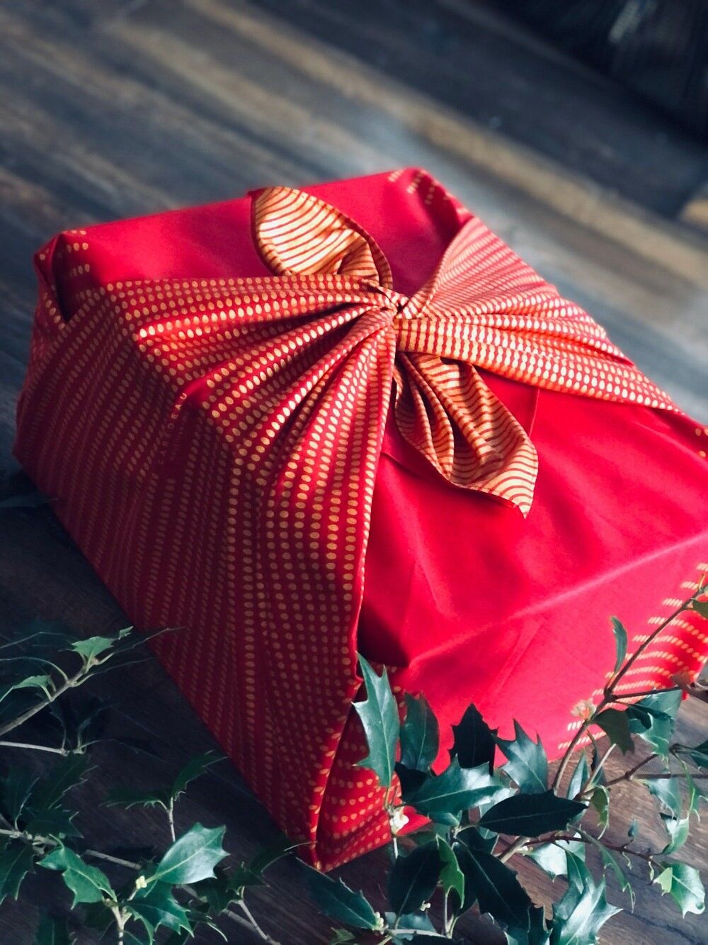 Wiederverwendbares Geschenkpapier von Furoshiki, Größe L (85 x 85 cm): Die Henne mit den goldenen Eiern