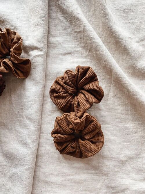 Wide waffle scrunchie / chocolate