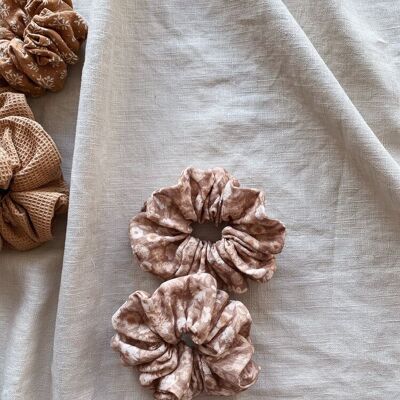 Wide muslin scrunchie / caramel flowers