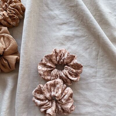 Ampio scrunchie in mussola / fiori di caramello