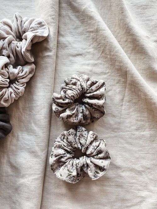 Wide muslin scrunchie / colorful flowers - grey