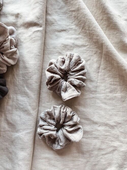 Wide muslin scrunchie / daisy - light grey