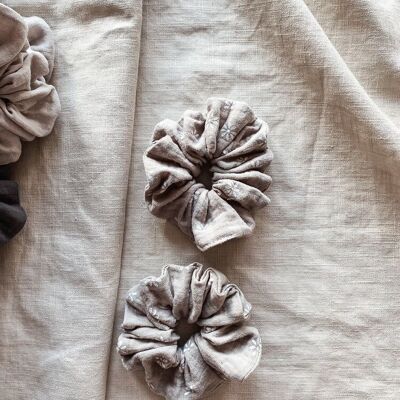 Wide muslin scrunchie / daisy - light grey