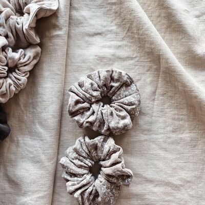 Wide muslin scrunchie / floral - light grey