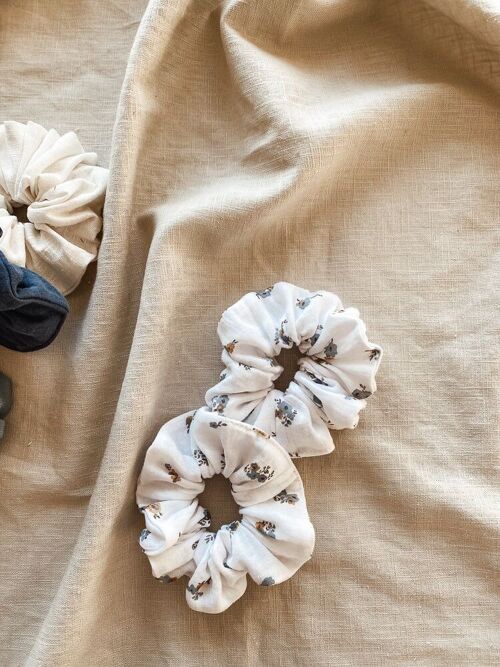 Wide muslin scrunchie / white + blue floral