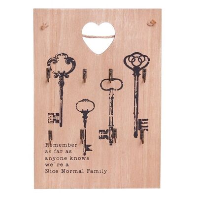 Llavero de madera de 8 plazas con corazón perforado en color beige. Dimensiones: 23x1x34cm