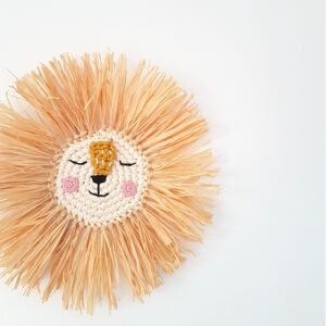 Trophée tête de lion en crochet et raphia