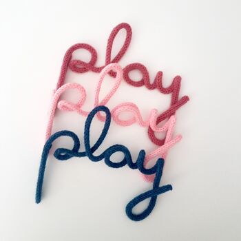 Mot en tricotin "play" pour décoration chambre enfant ou salle de jeux 2