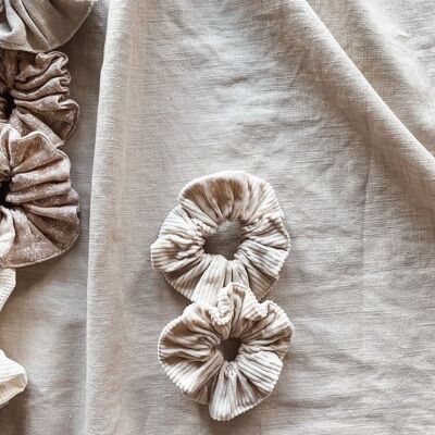 Wide corduroy scrunchie / ecru