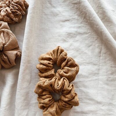 Wide knit scrunchie / caramel