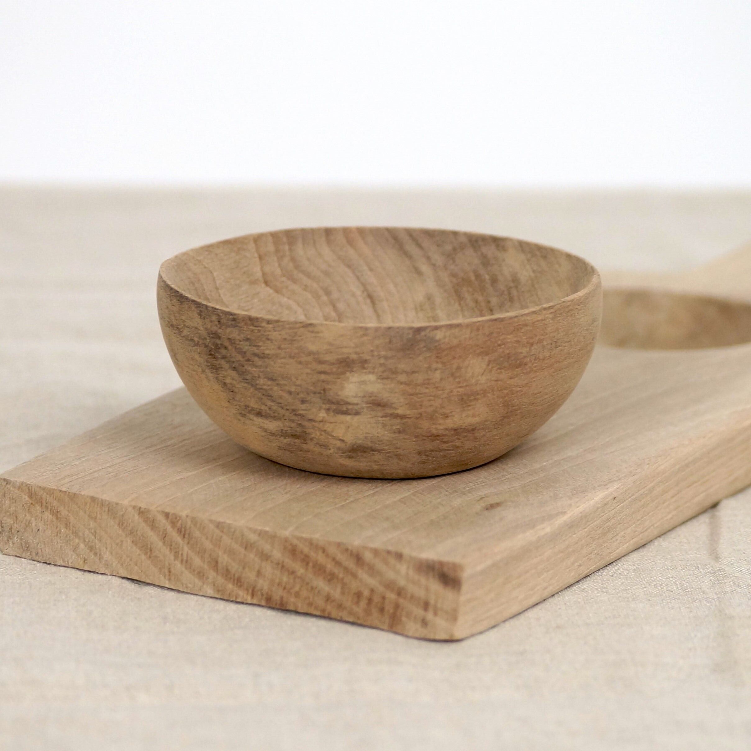 Piccola ciotola di legno fatta a mano