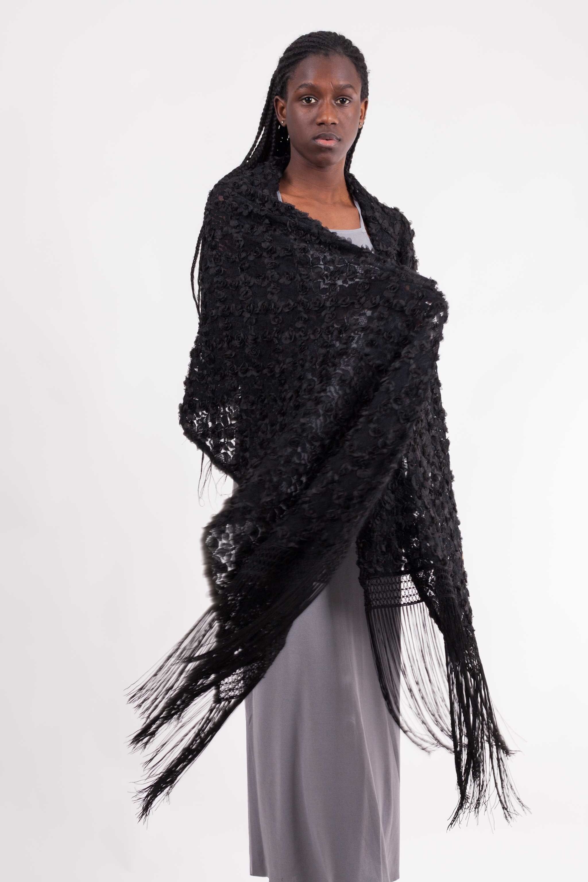 Schwarzer Partyschal mit Fransen Carmen