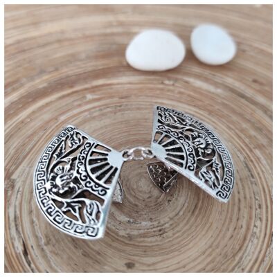 Broche en argent en forme d'éventail sculpté pour fermer les capes, les vestes, fermer les gilets, maintenir les foulards, fermer les kimonos en soie.