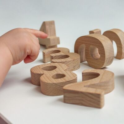 Mathe-Set mit Zahlen und Symbolen aus Holz