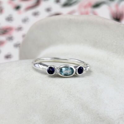 Iolite e topazio blu Delicato anello in argento sterling
