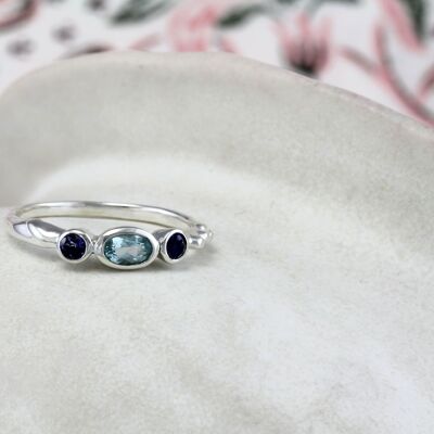 Zierlicher Ring aus Sterlingsilber mit Iolith und blauem Topas
