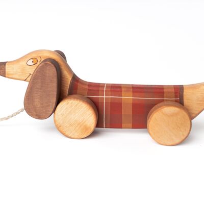 Cane da traino in legno con salsiccia rossa