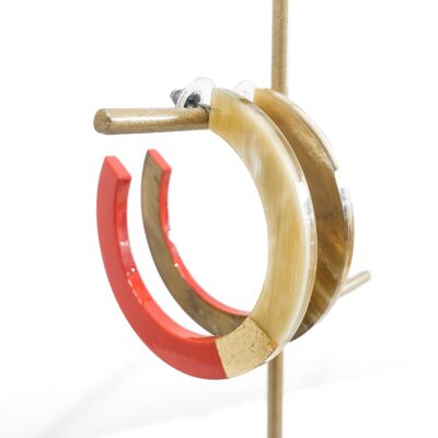 Ohrringe aus echtem Horn und Blattgold. rote Farbe