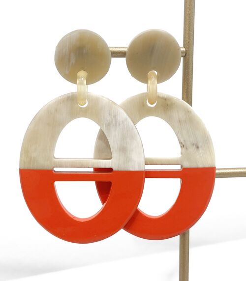 Boucles d'oreilles en corne véritable. Couleur : orange