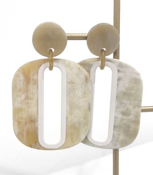 Boucles d'oreilles en corne véritable. Couleur : blanc