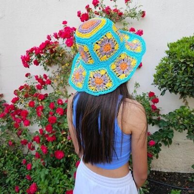 Hübscher Papierhut für Damen mit Blumenmuster für den Sommer. Er kann gefaltet und in den Koffer und die Tasche gesteckt werden.