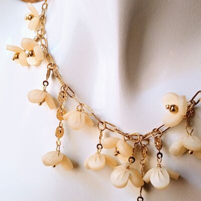 Adjustable necklace in 316L stainless steel and hypoallergenic with mother-of-pearl colored flowers