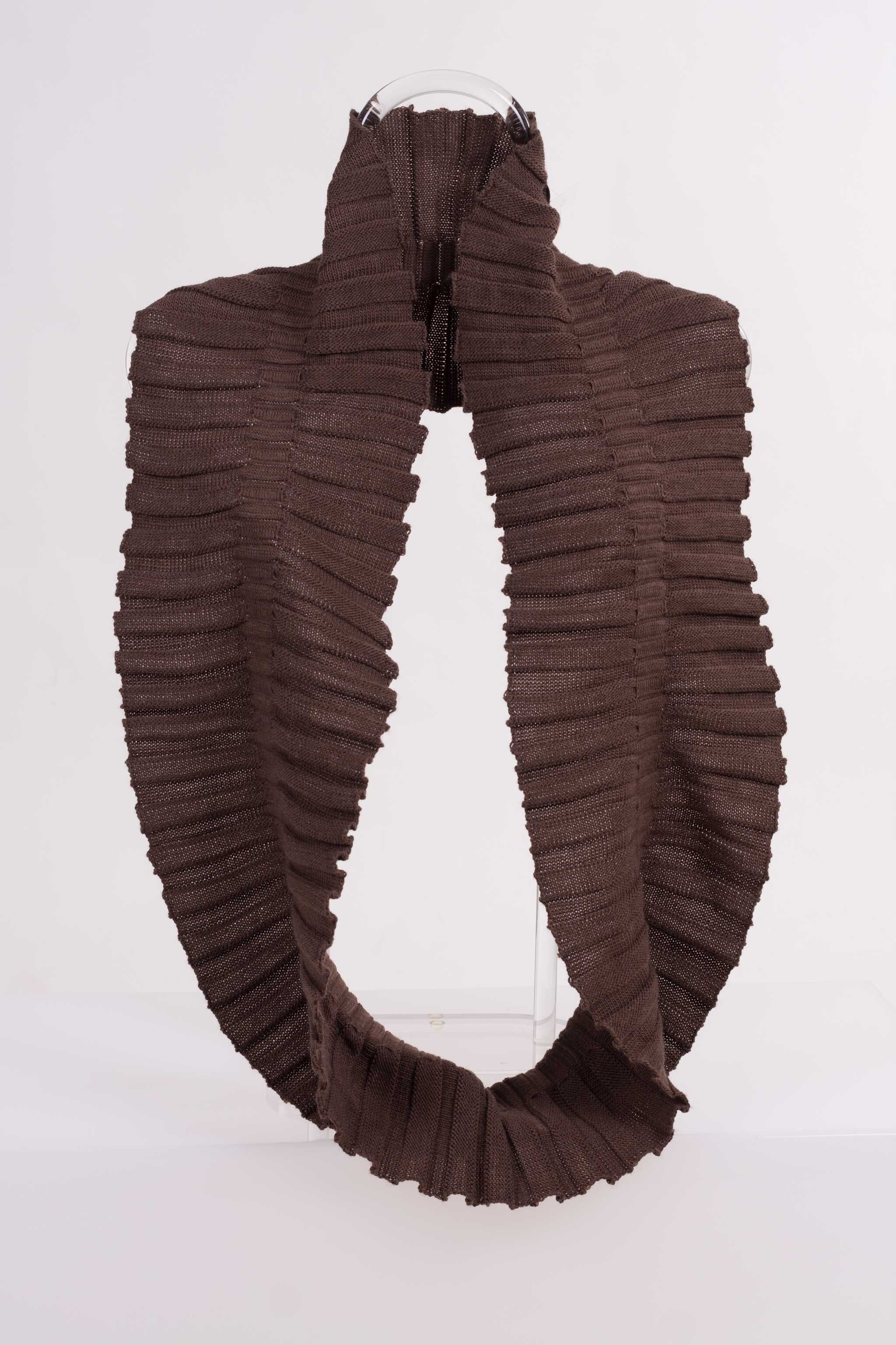 Cuello Punto Básico Marrón