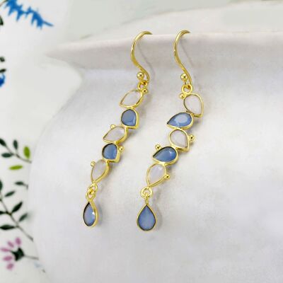 Pendants d'oreilles en or avec pierre de lune arc-en-ciel et calcédoine bleue