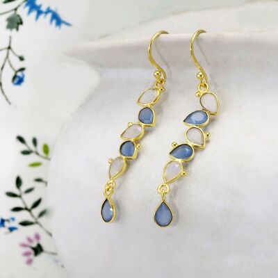 Pendants d'oreilles en or avec pierre de lune arc-en-ciel et calcédoine bleue