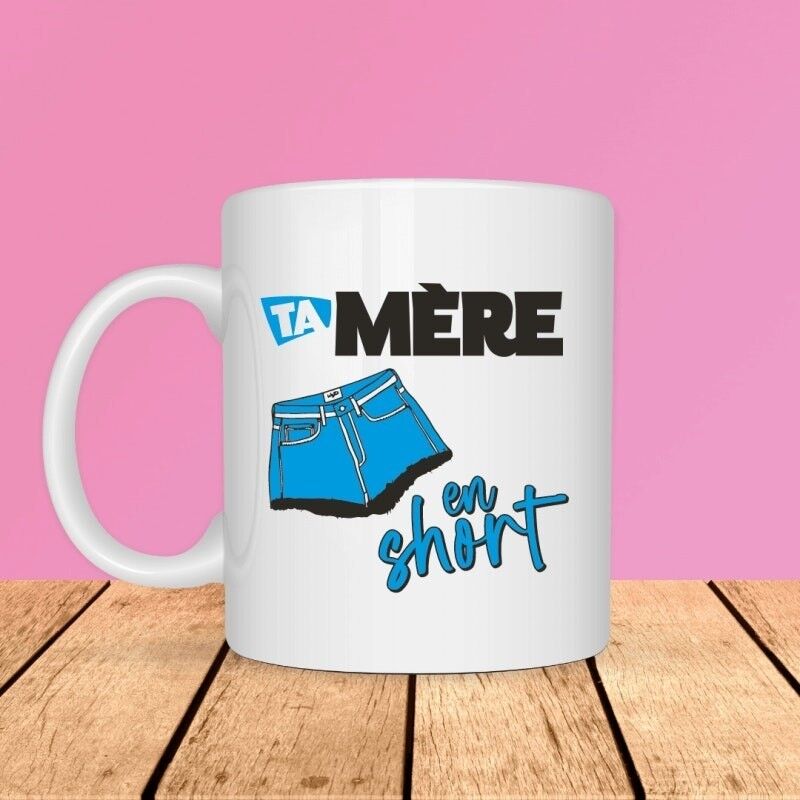 Tasse – Deine Mutter in Shorts