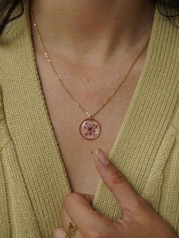 Collana con pendente in resina fiore di rosa appassita in ottone dorato fino in oro