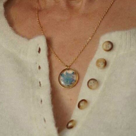 Collana pendente in resina fiore essiccato blu ottone dorato oro fino