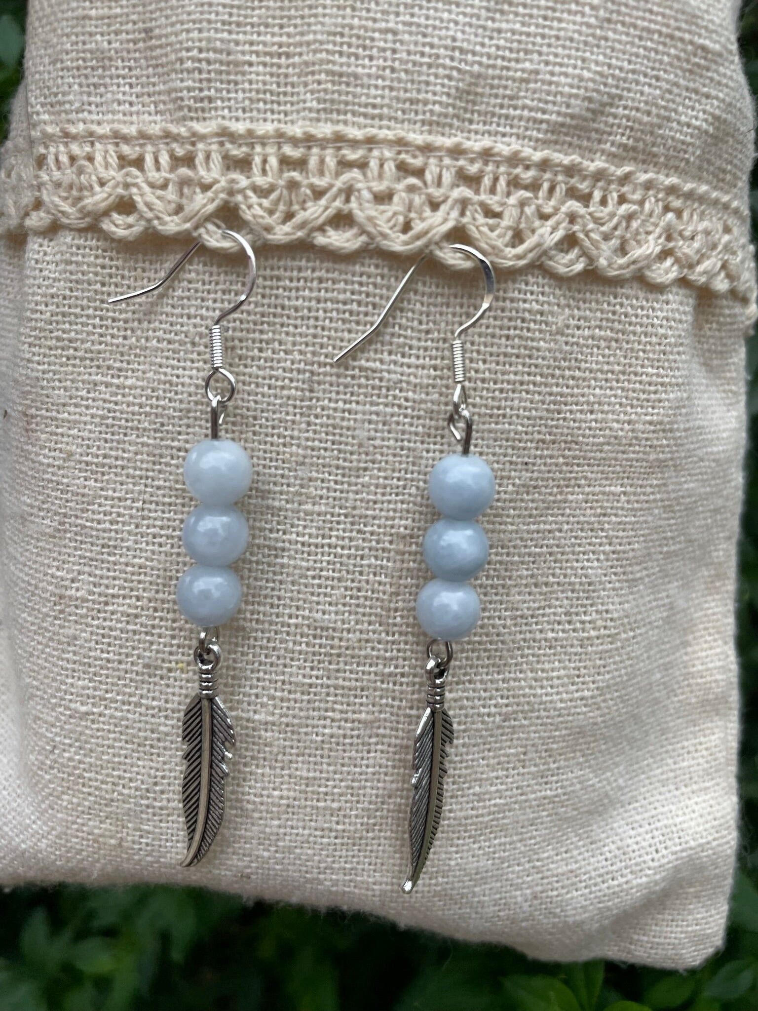 Ohrringe mit 3 Kugeln aus natürlichem Aquamarin und Federanhänger, hergestellt in Frankreich