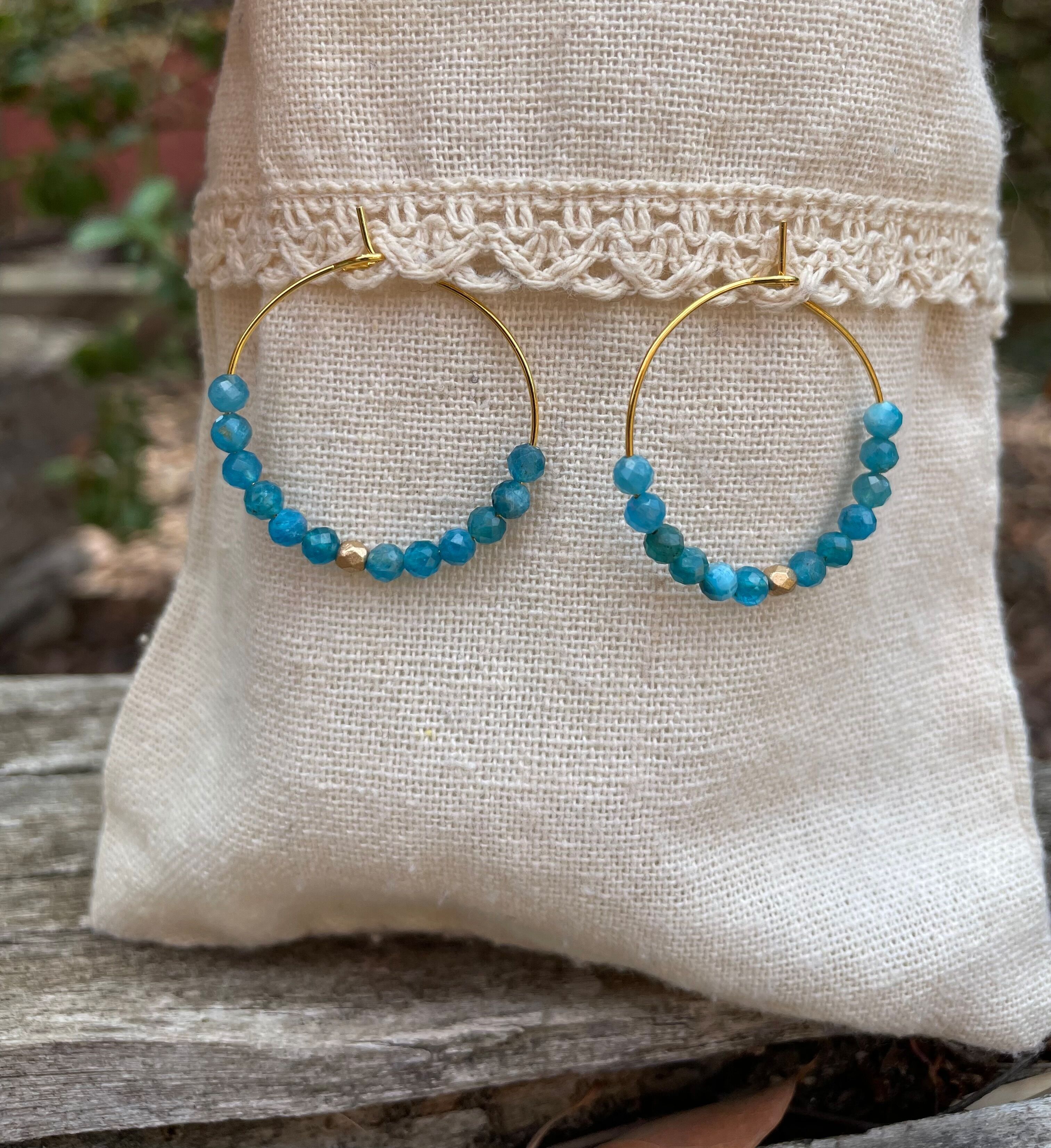 Apatit-Creolen, facettierte Perlen